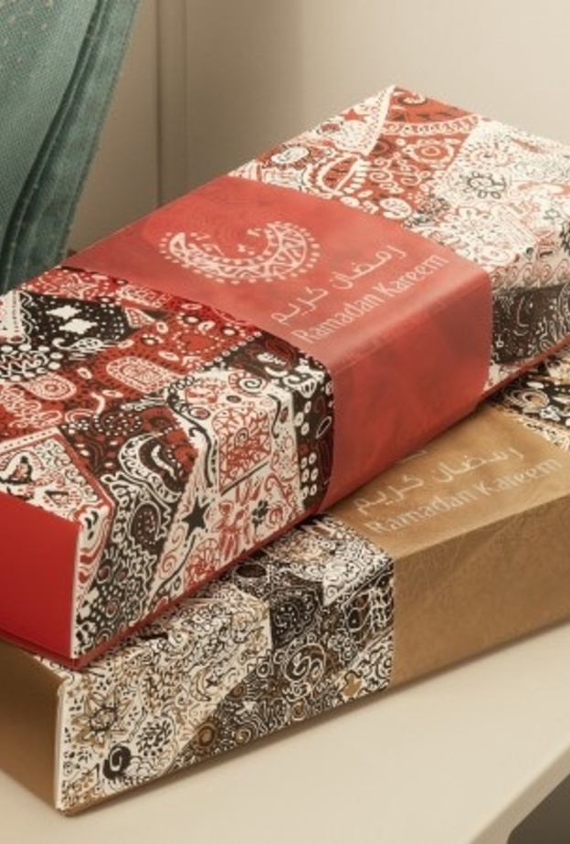 طيران الإمارات تتعاون مع فنانين بدبي في إصدار خاص من العلب الرمضانية