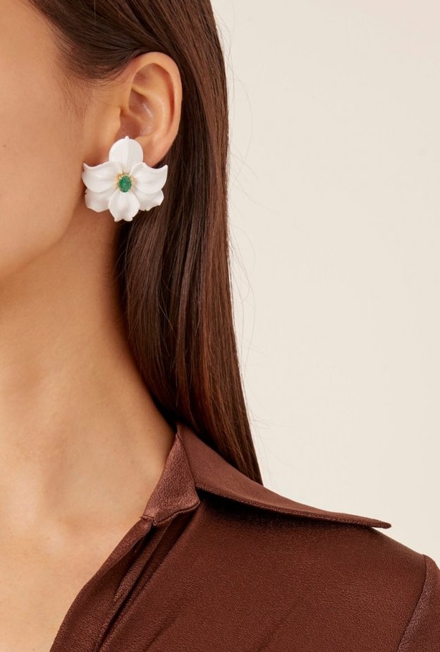  اشراقتك الربيعية بموديلات أقراط بشكل الزهور