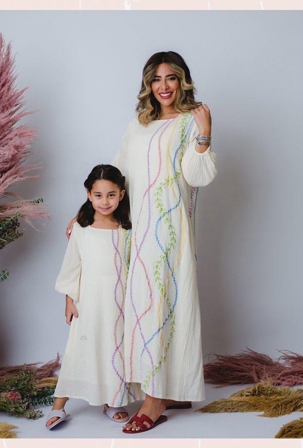 قفطان بناتي أبيض مزين بخطوط مموجة وملونة من علامة نقشة