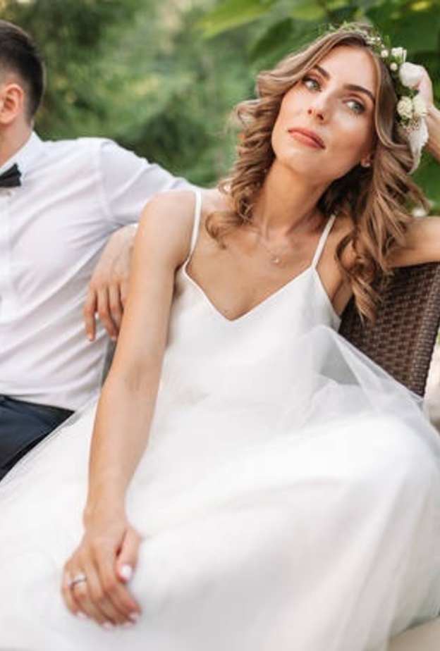 العروس أقامت زفاف مصغر بدون شقيقها وعماتها.