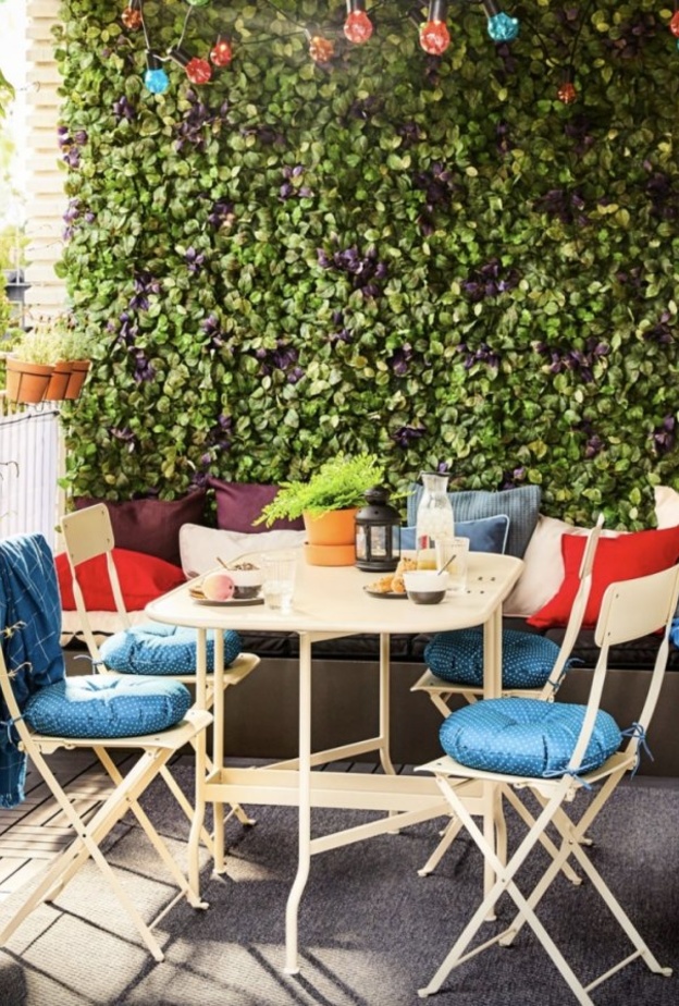 الجدار الأخضر يضيف الخصوصية والحميمية على الجلسات الخارجية