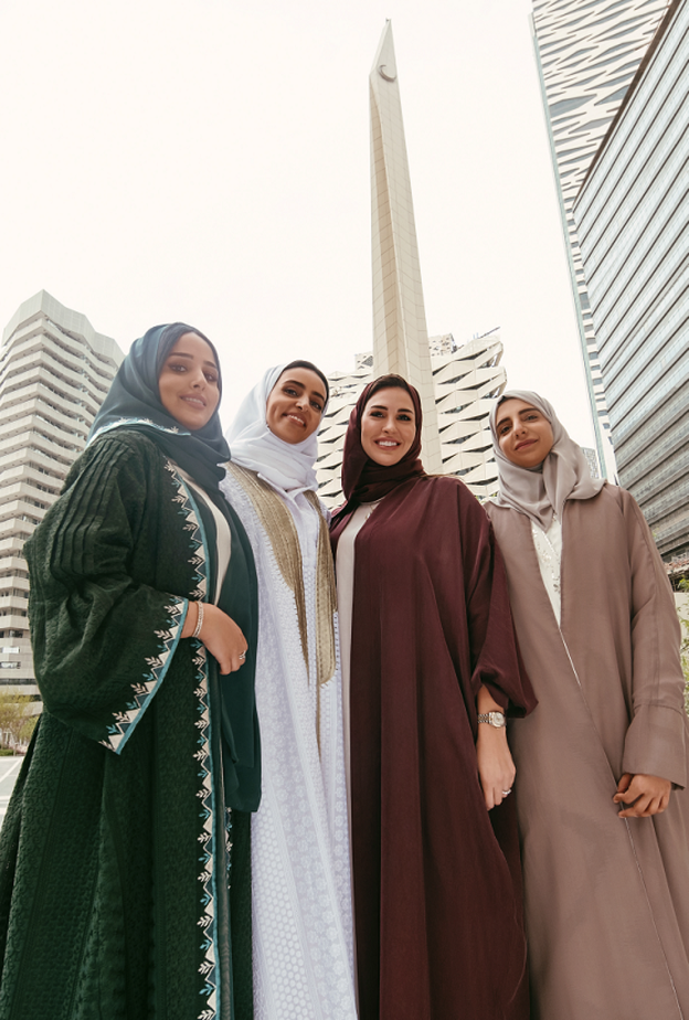 من اليمين: اسراء الغزيوي، بدور السويح، لمى الفوزان، نورة السعدون - عبايات من نوف السديري