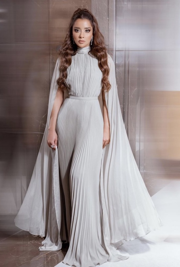 سحرت بلقيس المتابعين بجمالها وأناقتها بفستان رمادي بتكسيرات من Harithand