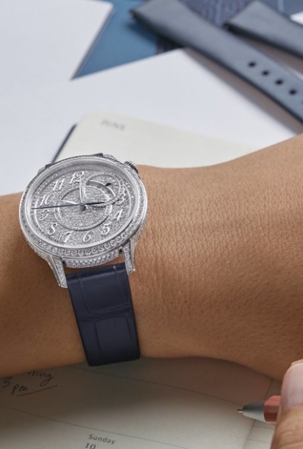 ساعة Égérie self-winding diamond-pavé من  Vacheron Constantin.. رفيقة الأوقات الثمينة