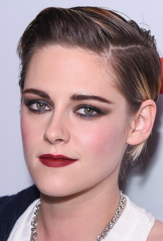 إطلالة كلاسيكية جريئة وجذابة للغاية