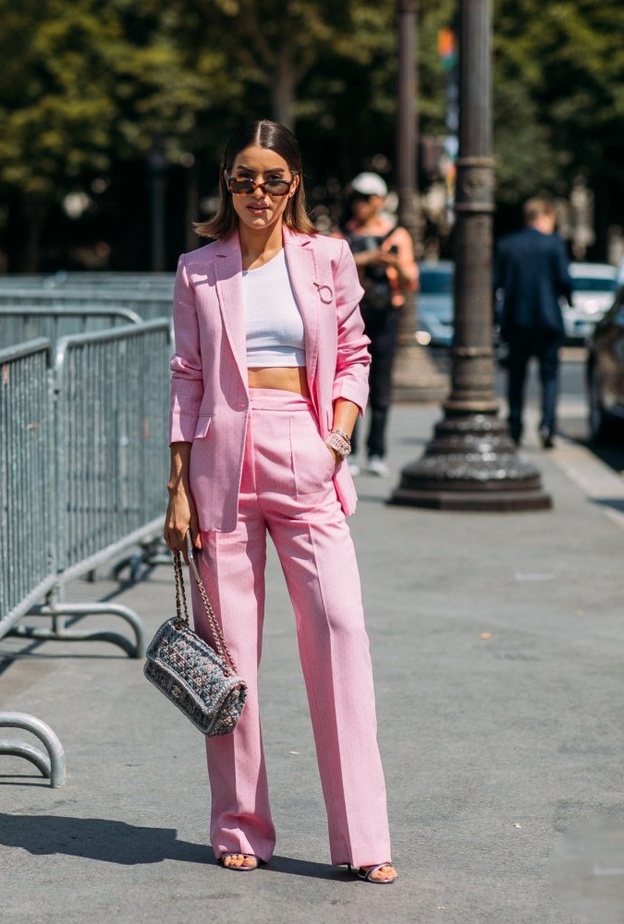 اطلالات في البدلة الرسمية باللون الزهري موضة ربيع