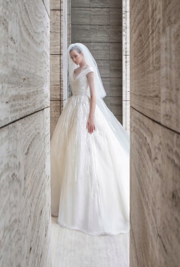 فساتين زفاف ايلي صعب بأكمام قصيرة