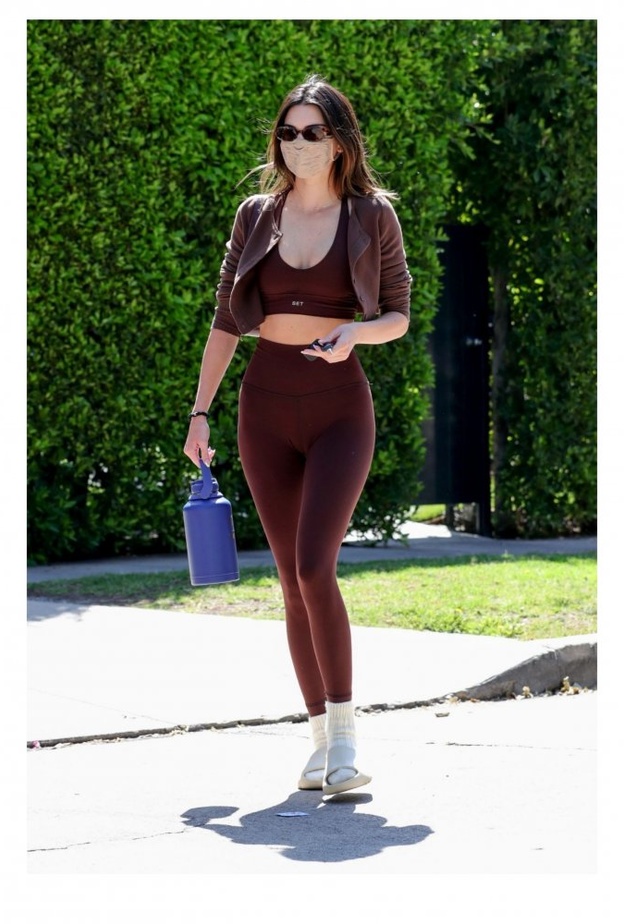 طرق تنسيق اطلالات الليغنغ الرياضي المريحة على طريقة كيندال جينر