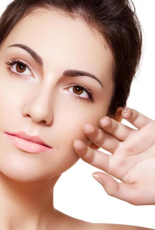 خلطة صفار البيض والعسل والخيار سهل ومغذي ومهدئ ومرطب للبشرة.