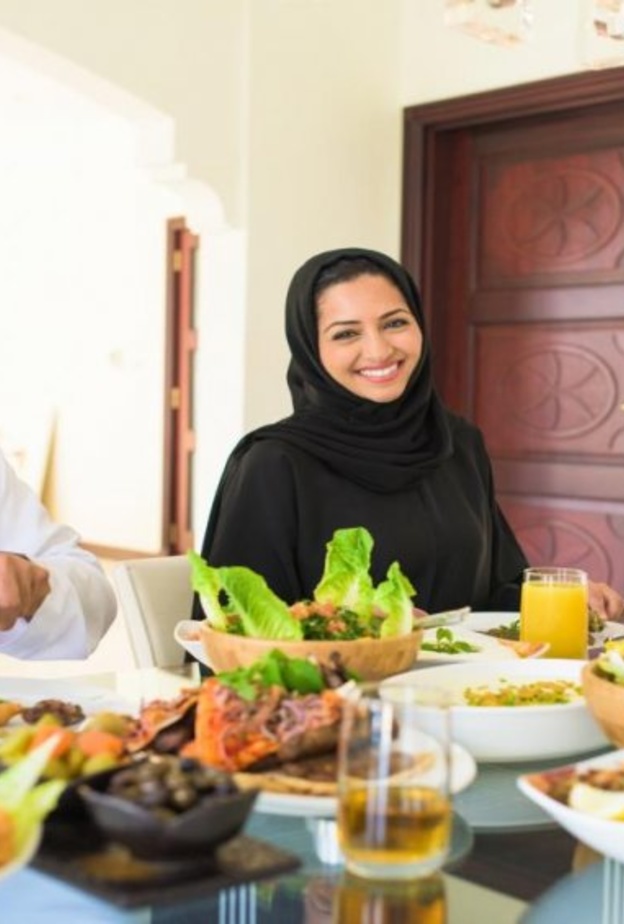  لا تنصرفي عن الطاولة الا بعد انتهاء الجميع من تناول الطعام