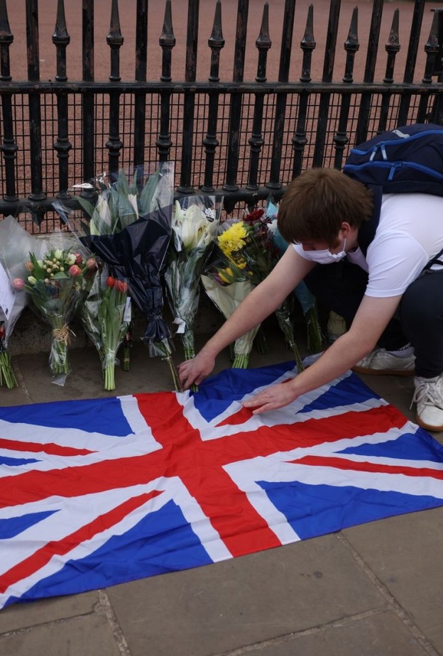 مئات باقات الزهور خارج القصور الملكية