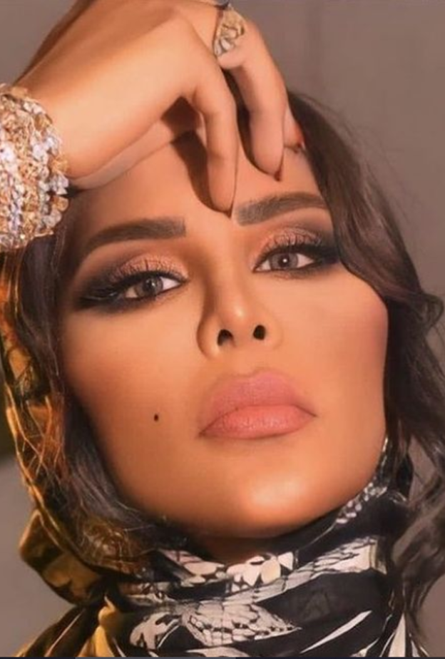 تألقت في أحدث إطلالاتها بالاسكارف المزيّن بالنقشات باللونين الأبيض والأسود