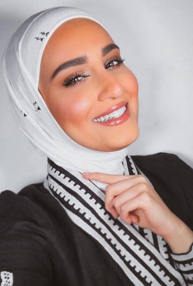 مكياج ناعم يناسب المحجبات مع الظلال المشرقة بأسلوب دلال الدوب