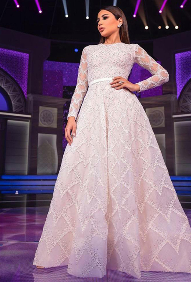 اطلالة مهيرة عبدالعزيز بفستان أبيض واسع ومضلع من توقيع دار Georges Hobeika