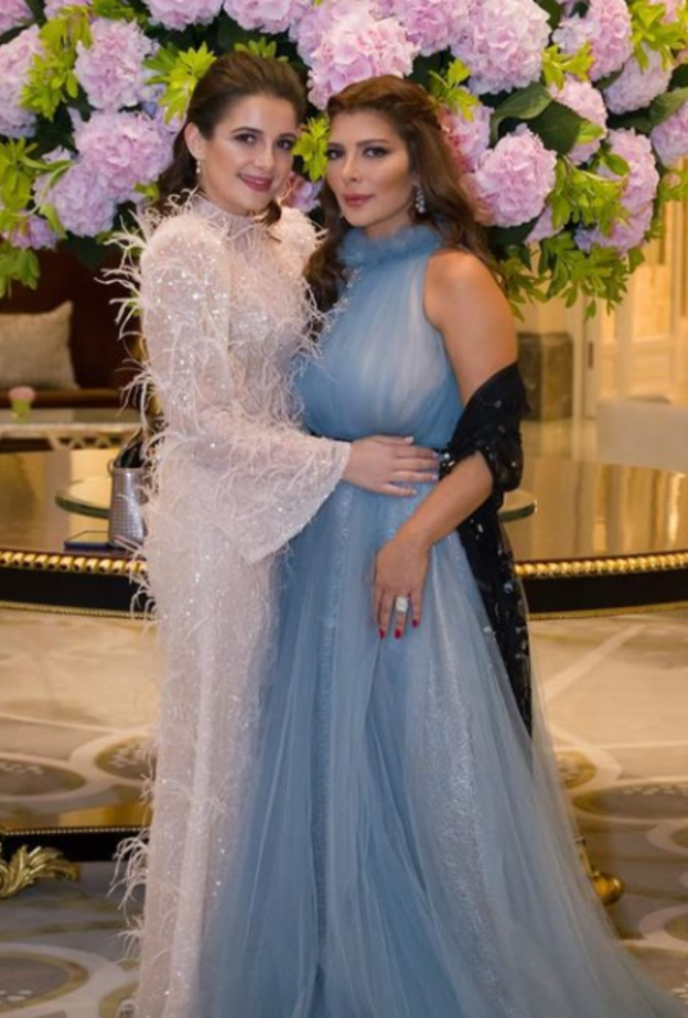 خطفت الأنظار إلى جانب والدتها أصالة بالفستان الأبيض الطويل من مجموعة Adenfashion