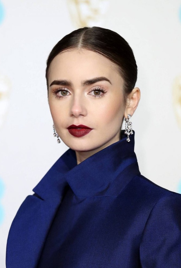 اطلالات Lily Collins الجمالية بمكياج قوي في حفل البافتا عام 2019