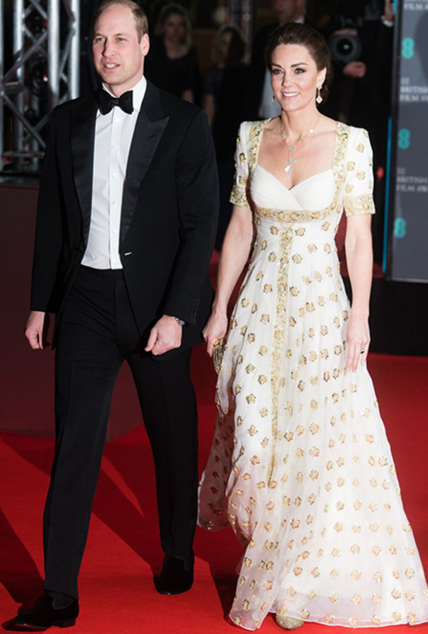 اطلالات كيت ميدلتون بفستان أبيض مع الورود الذهبية من توقيع Alexander McQueen عام 2020