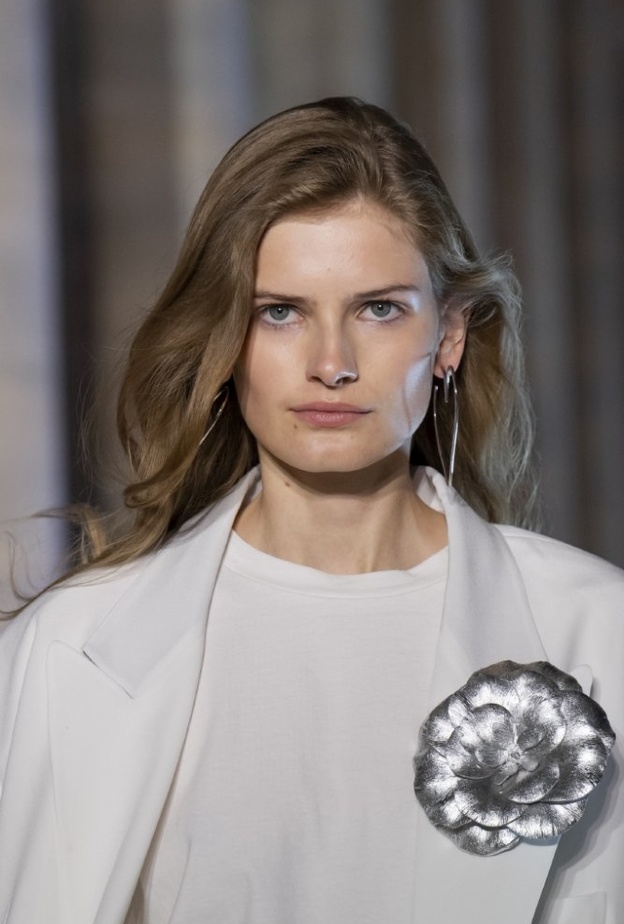 الوان صبغات شعر 2021 بتدرجات بنية داكنة لاطلالات رمضان من دار Isabel Marant