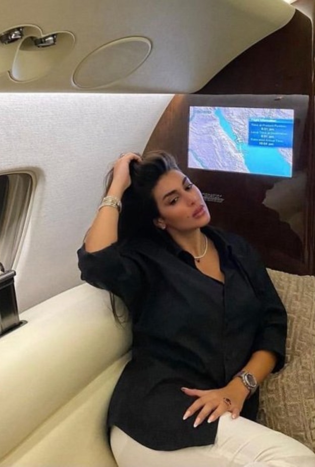 صور اجمل اطلالات ياسمين صبري الكاجوال اثناء تواجدها في الطائرة