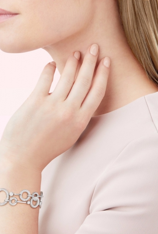 أفخم تصاميم أساور عريضة لإطلالة مميزة في ربيع 2021