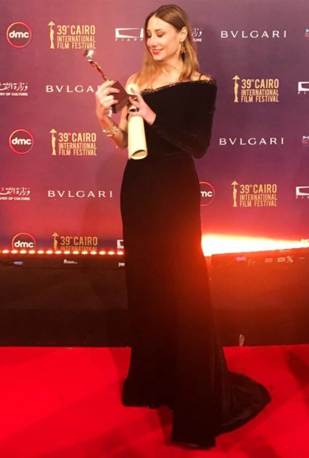 بدت ساحرة بالفستان المخمليّ الأسود من تصميم ساندي نور والذي تميّز بقصة الكتف الواحد