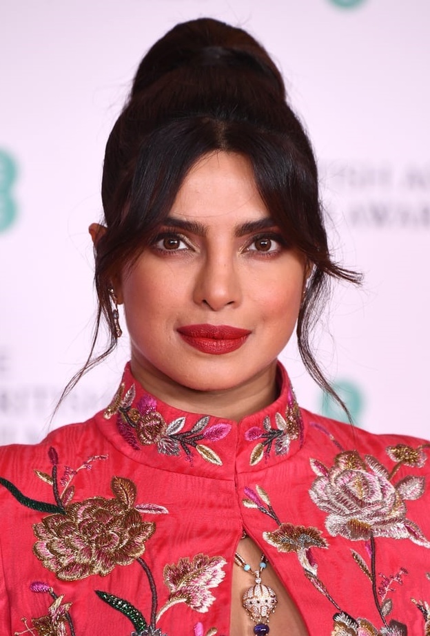 اطلالة Priyanka Chopra بمكياج ذهبي وتسريحات شعر الكعكة
