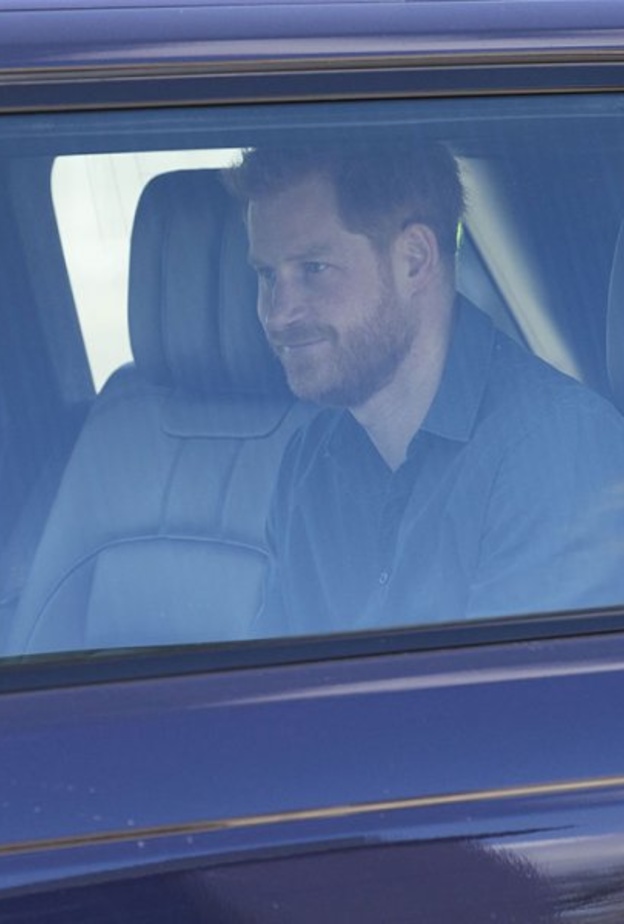  الأمير هاري يصل إلى مطار هيثرو في بريطانيا