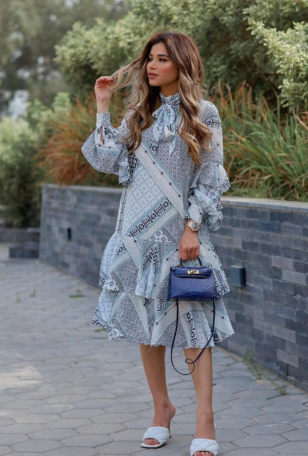 تألقت بالفستان الميدي الذي تميّز بصيحة الكشكش مع الأكمام الواسعة