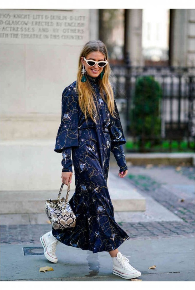 افكار شبابية لتنسيق الاحذية الرياضية مع الفساتين الربيعية لاطلالات مريحة