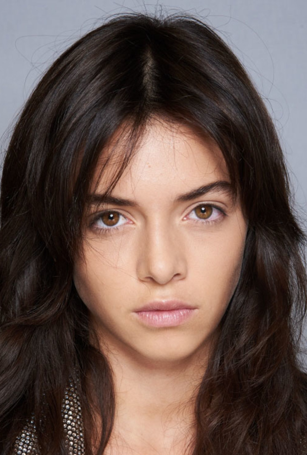 مكياج نهاري بسيط يناسب اوقات العمل من دار Alberta Ferretti