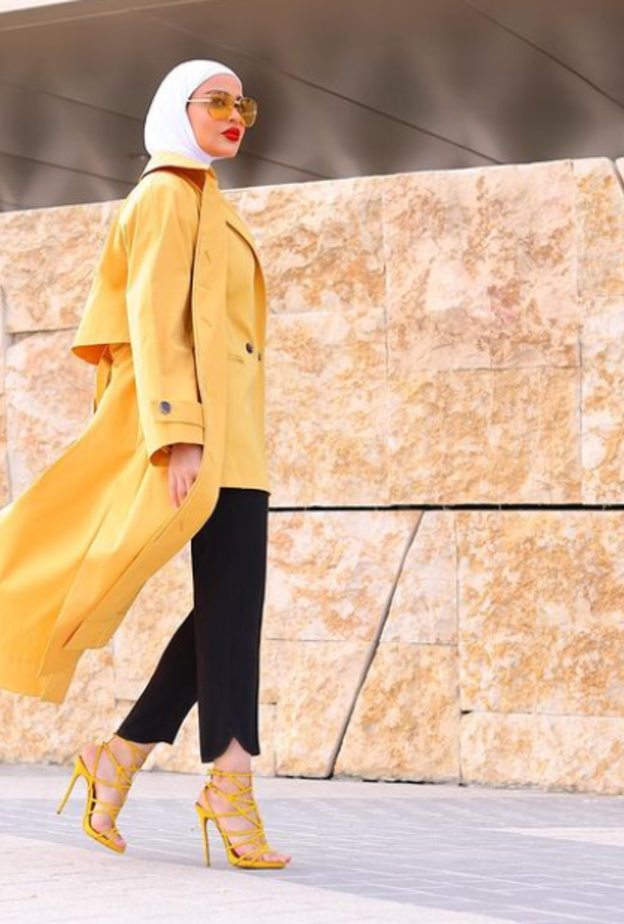 الفاشينيستا مرمر نسّقت البليزر مع البنطلون الأسود وأكملت اللوك بمعطف طويل أنيق