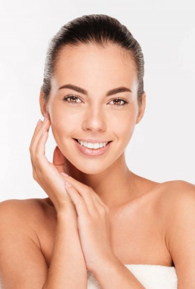 التقشير الكربوني بالليزر هو إجراء سريع وغير مؤلم ينعش ويحسن مظهر البشرة