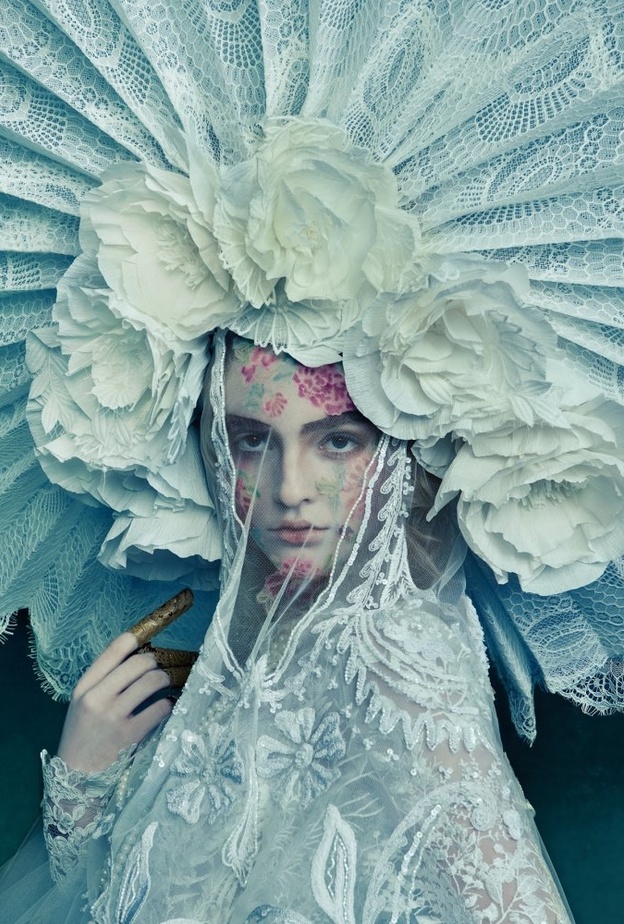 اكسسوار شعر مزيّنة بالورود من ريم عكرا