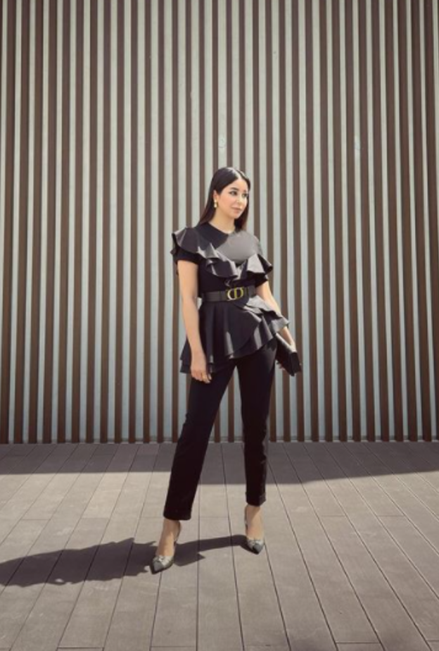 لوك مونوكروم باللون الأسود بغاية الأناقة والعصرية