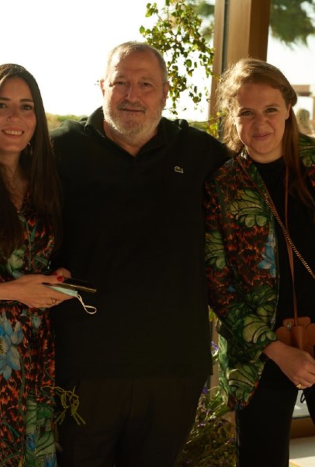 عدنان الكاتب يتوسط أنتيا برغوني ألياتا والعنود بدر