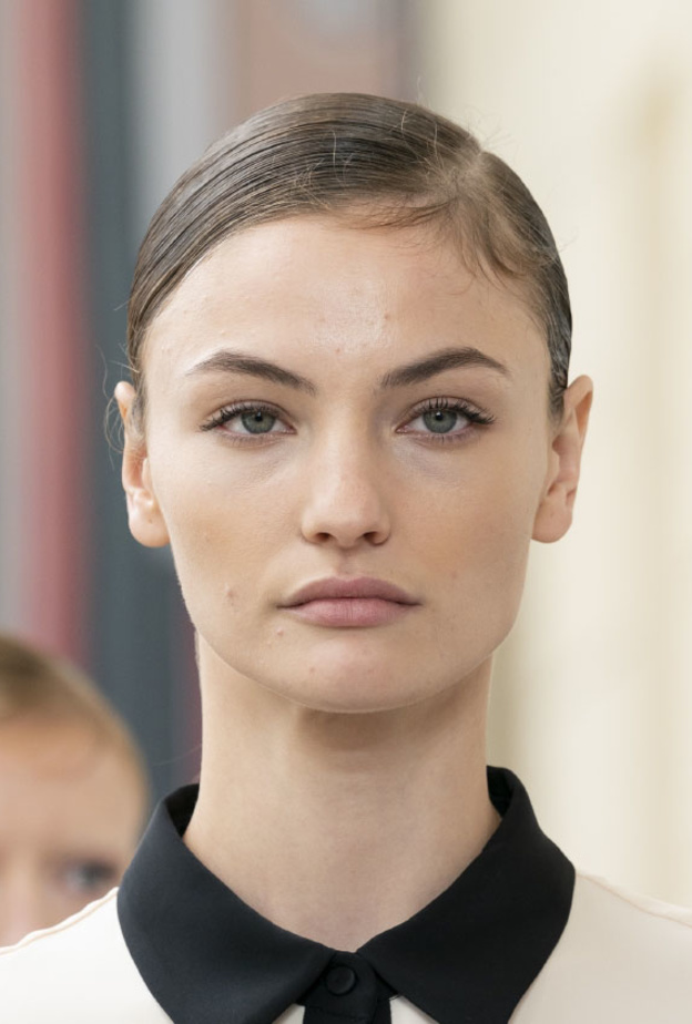 مكياج نيود طبيعي مع تسريحات الشعر المبللة من دار Maryling