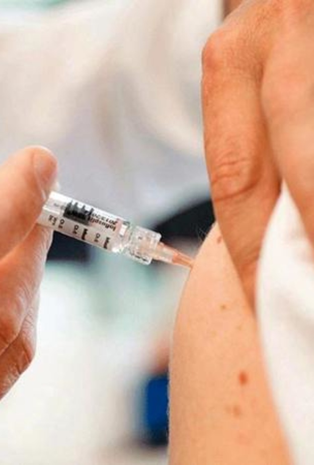 الإمارات تدعو الشباب لأخذ لقاح كورونا والالتزام بالتدابير الوقائية