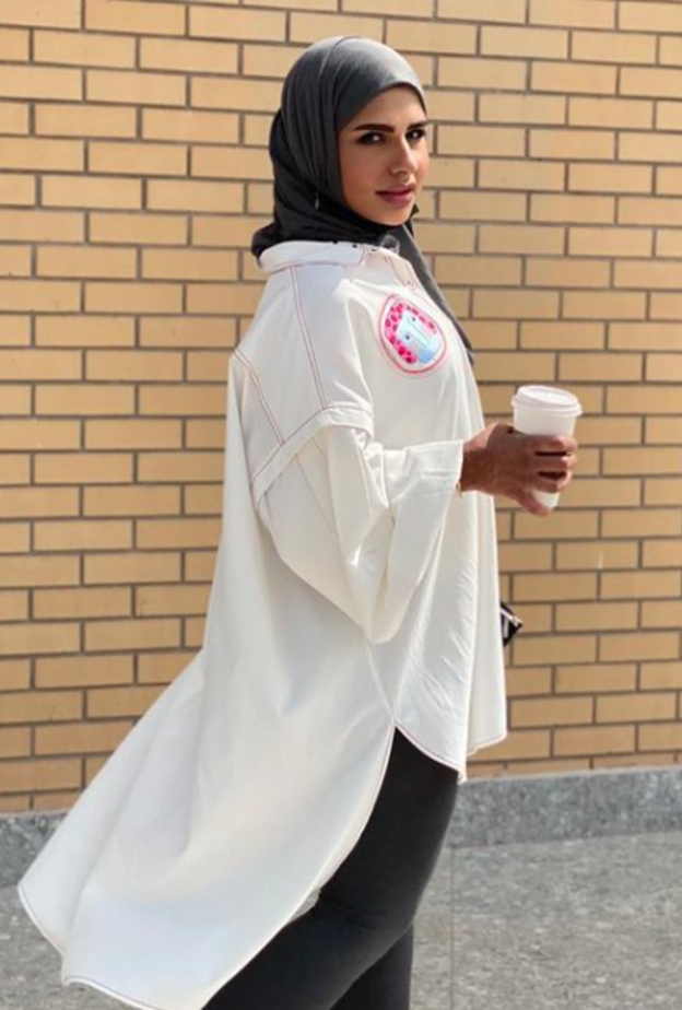 تصميم راقي ومحتشم باللونين الذهبي والعاجي باطلالة أنيقة 