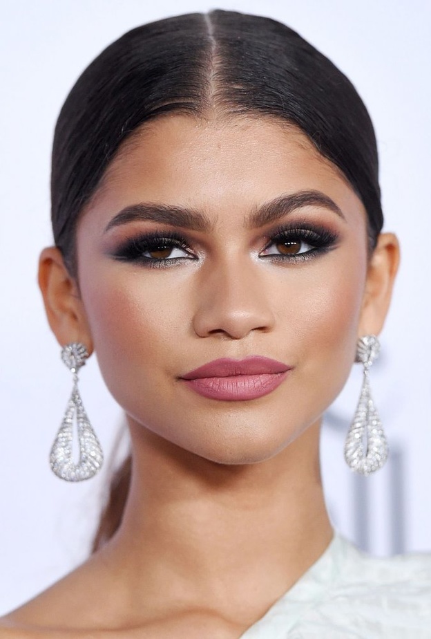 طريقة عمل مكياج سموكي اسود داكن ومات من Zendaya