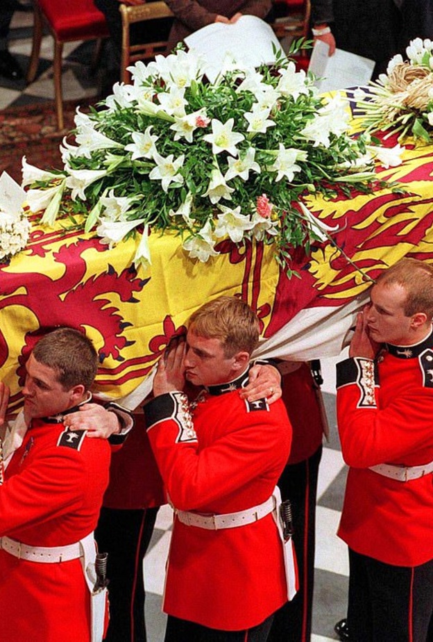 الأمير فيليب سيدفن في نعش من أخشاب البلوط صنع من أجله منذ عقود