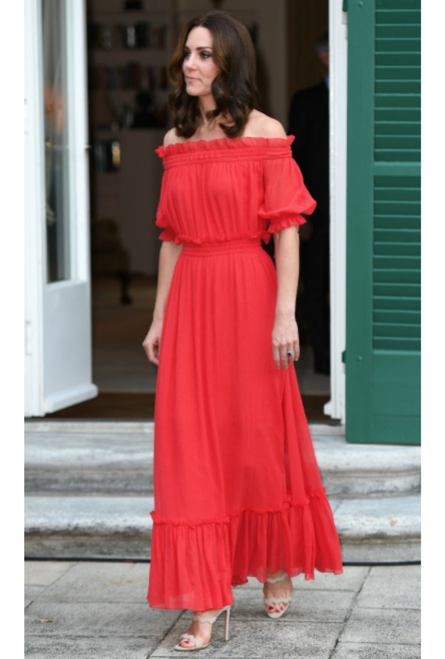 ساحرة بالفستان الأحمر الأوف شولدر من تصميم Alexander McQueen