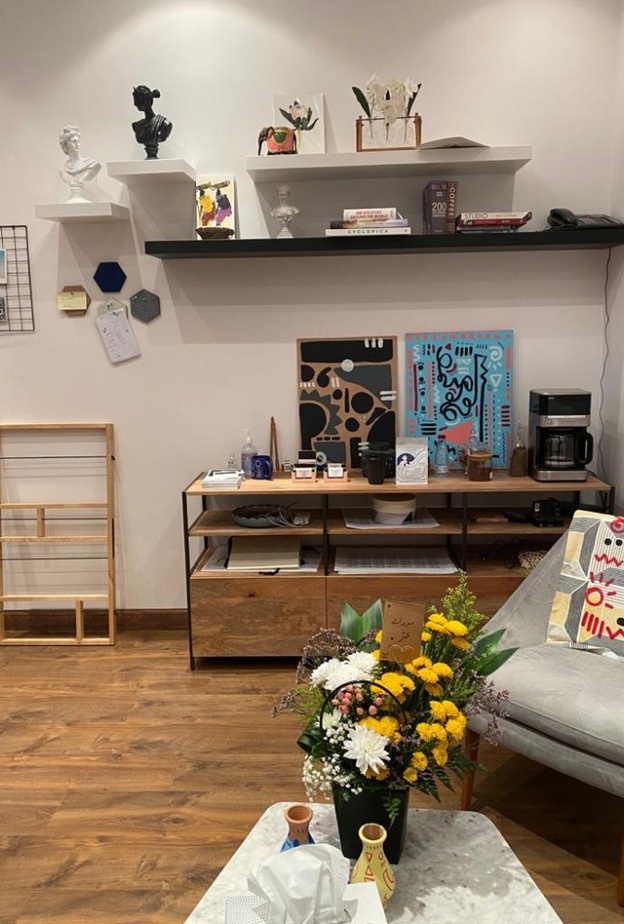  المعرض الفني الصغير في مكتب عمّر.