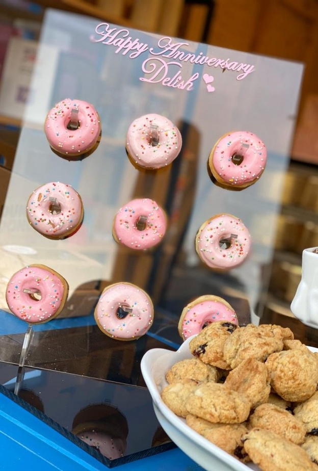  حامل الدونات من مخبز ديلش حسب الطلب