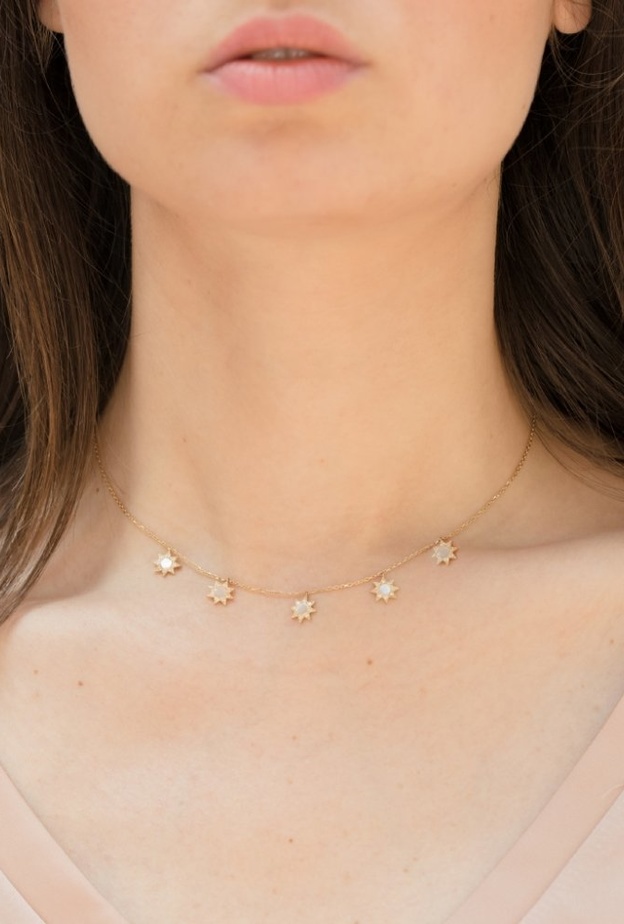  أجمل القطع الرمضانية المزينة بالهلال والنجوم من دور المجوهرات العربية