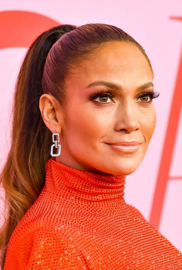 تسريحات شعر ذيل الحصان العالية لرمضان ٢٠٢١ من وحي اطلالات النجمة جنيفر لوبيز.