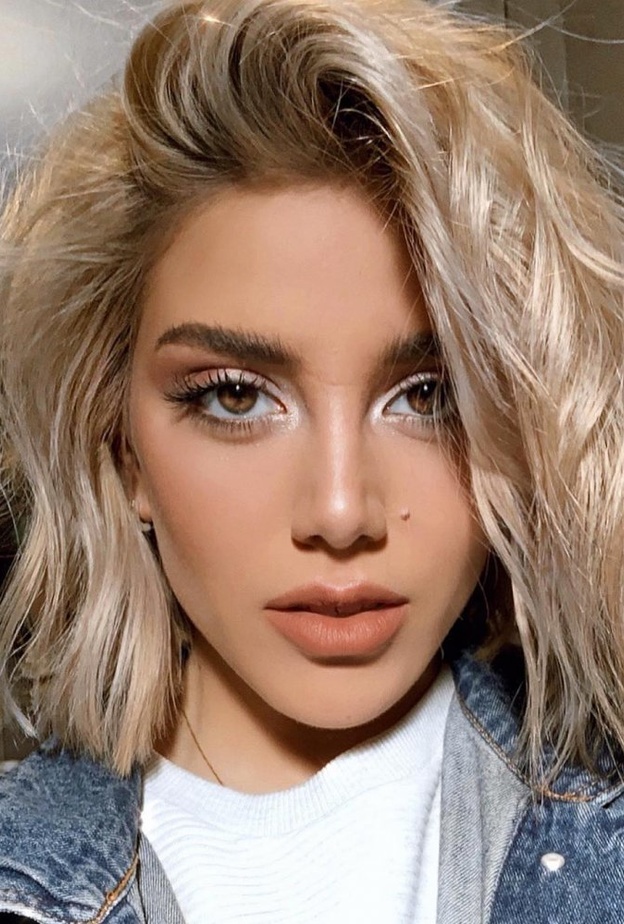 سينتيا صموئيل اطلت بالشعر الاشقر في خمسة ونص 