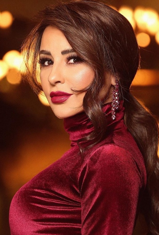 صور تسريحات شعر ويفي منسدل بأسلوب نجمات مسلسلات رمضان 2021