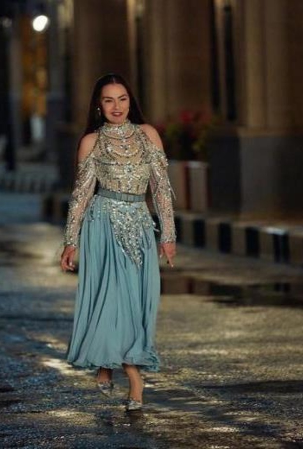 تألقت بالبدلة البيضاء المزيّنة بالشك من توقيع زهير مراد