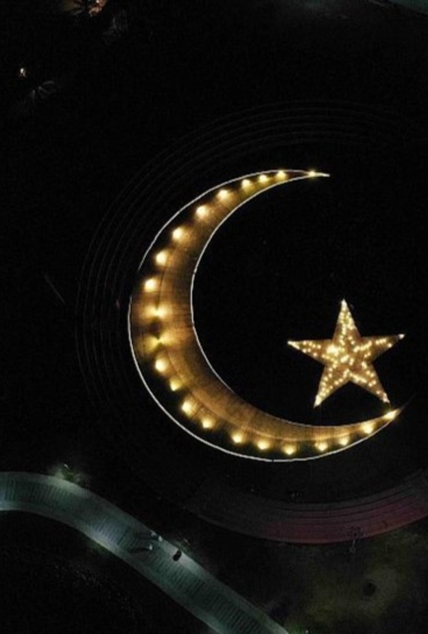  مدينة جواثا السياحية تتزين بأكبر هلال بالمنطقة الشرقية