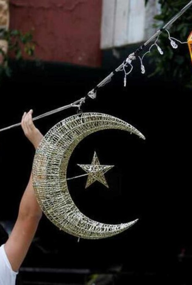 تقليد تعليق الفوانيس أو فوانيس رمضان وهو تقليد شائع في العديد من المدن العربية والإسلامية